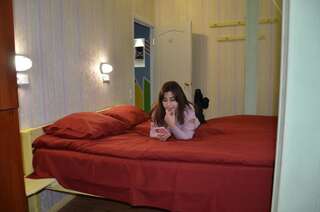 Хостелы Hostel Darnitsa1 Киев Небольшой двухместный номер с 2 отдельными кроватями-4