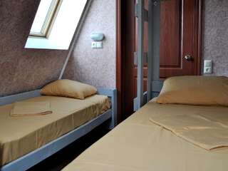 Хостелы Hostel Darnitsa1 Киев Трехместный номер с окном-3